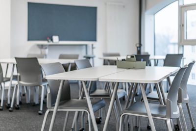 Flexible Tische und Seminarstühle für den modernen Unterrichtsraum