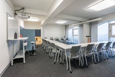 Rollbare Seminarstühle und Tische bieten ein hohes Maß an Flexibilität für jede Schulungssituation