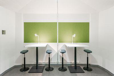 Zwei Stehtische mit Sitzhocker für eine flexible Kommunikation