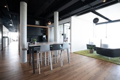 Caféküche in Kombination mit Bartisch/hocker auf offene Bürofläche