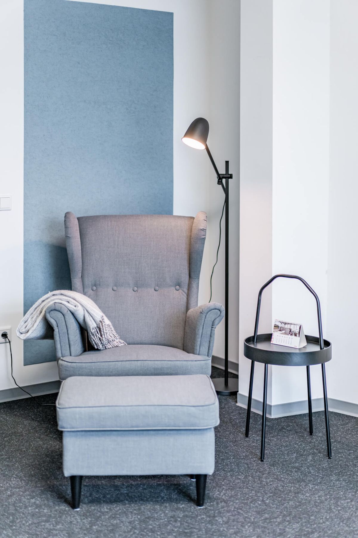 Ohrensessel mit Fußhocker und Beistelltisch