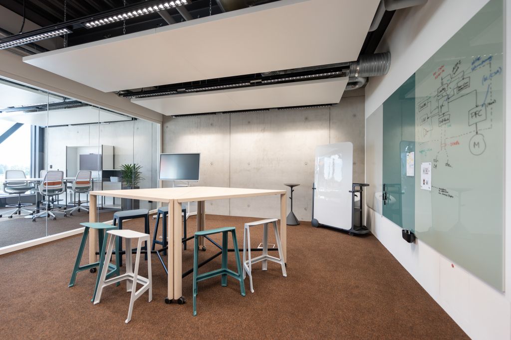 Moderne Medientechnik für hybrides Arbeiten