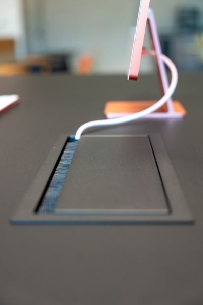 Saubere und ordentliche Strom- und Netzwerkverbindung