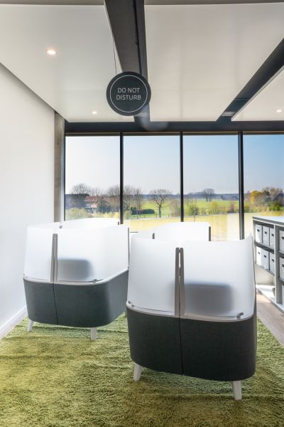 Die Worklounge bietet einen begehrten Rückzugsort auf kleine Fläche mit einem Höchstmaß an Comfort und Privatsphäre