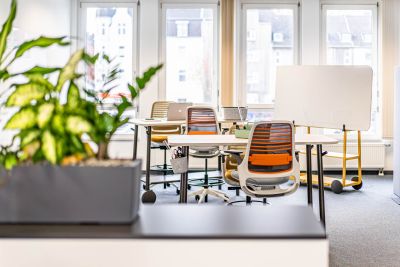 Flexible Hochtischlösungen in Kombination mit Counterstühlen und mobilen Whiteboard