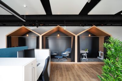 Raum in Raum Holzlösungen mit Vorhängen für fokussiertes arbeiten