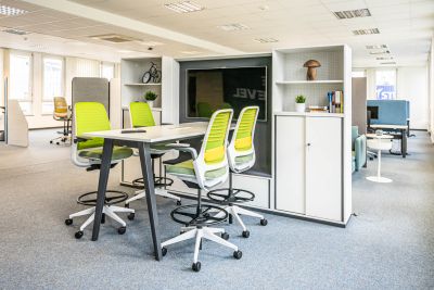 Kleiner Meetingpoint mit Hochtisch und Schalterstühlen