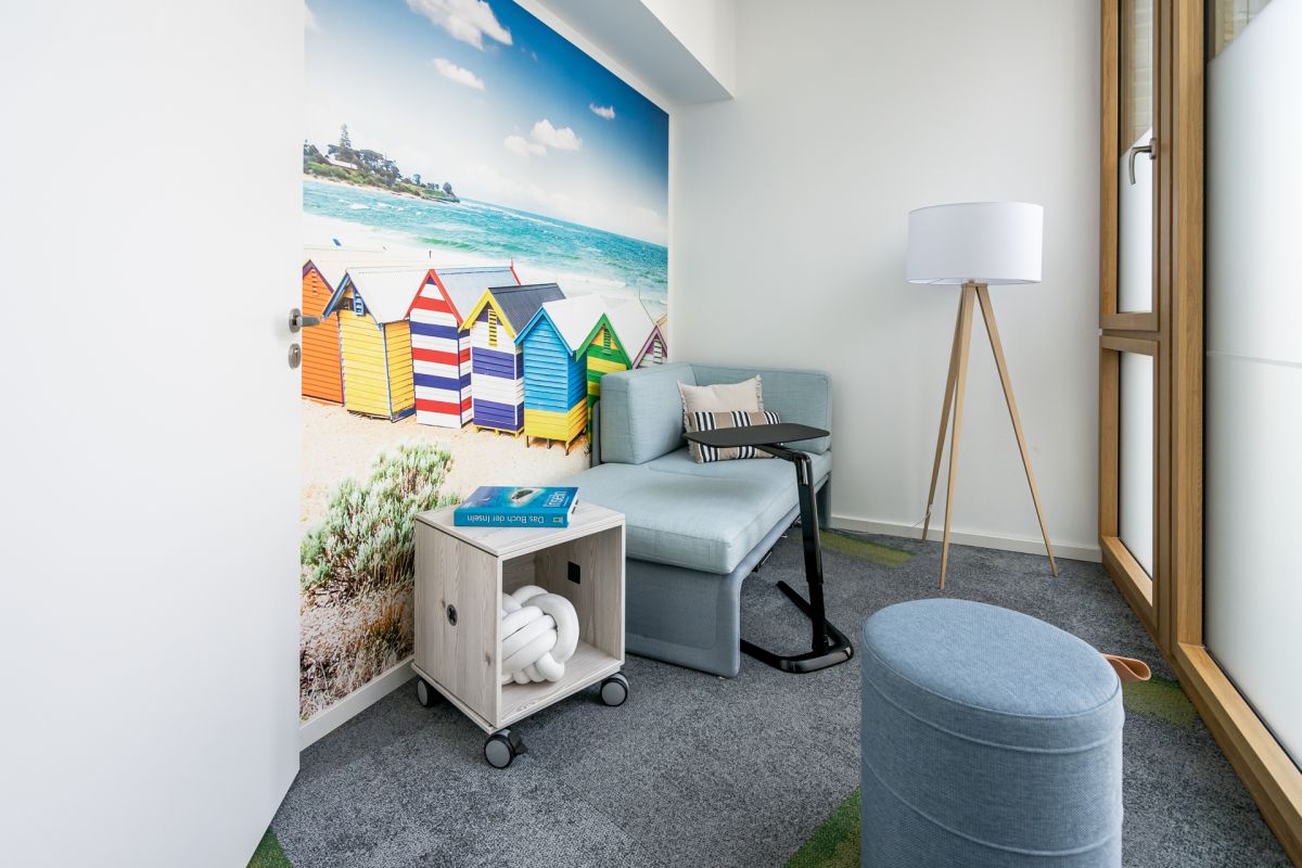Rückzugsort mit Sofa und Beistelltisch, Sitzpouf und kleinem Ablageschrank für konzentriertes arbeiten