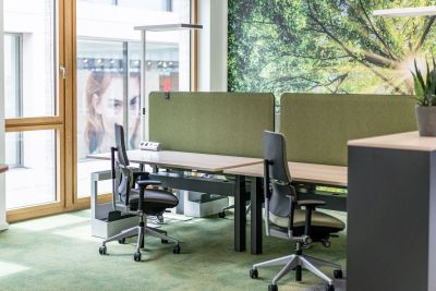 Ergonomische vierer Benchlösung mit Akustiktrennwand