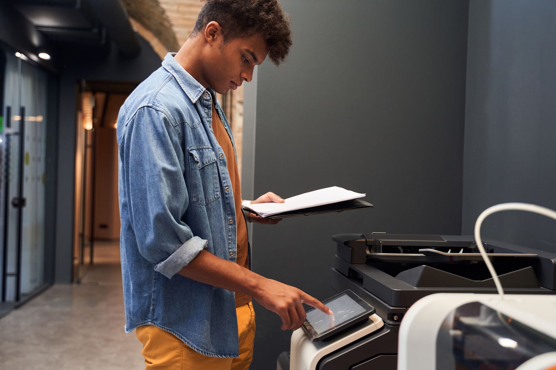 Person steht am Drucker
