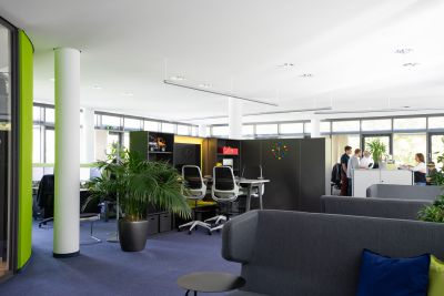 Open-Space-Office mit verschiedenen Besprechungsmöglichkeiten