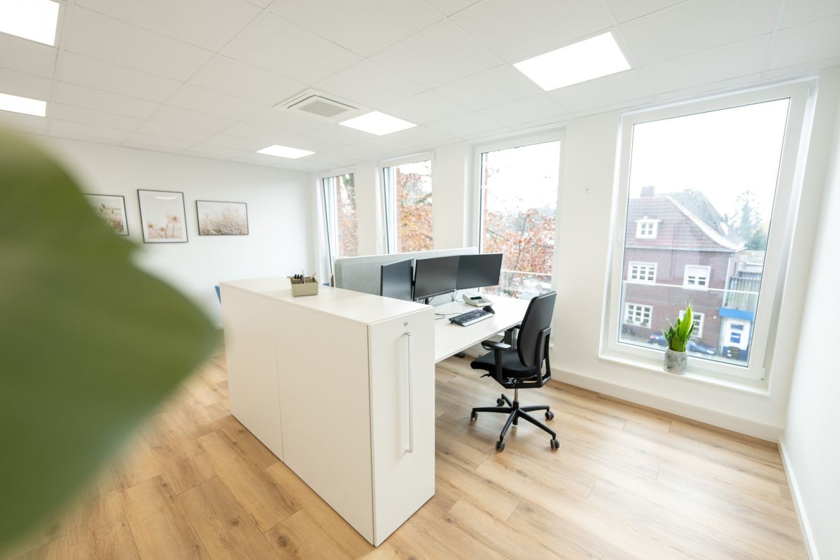 Arbeitsplätze in ruhiger, klarer Architektur