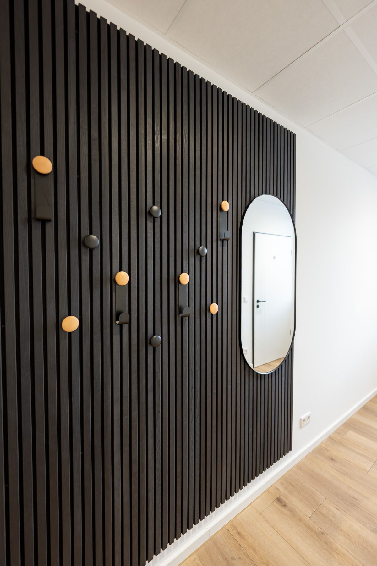 Die moderne Garderobe bietet nicht nur Platz für Jacken und Mäntel, sie ermöglicht auch eine optimale Raumakustik