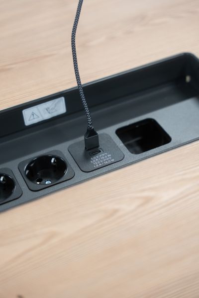 Sichere und platzsparende Unterbringung von Strom und Daten.