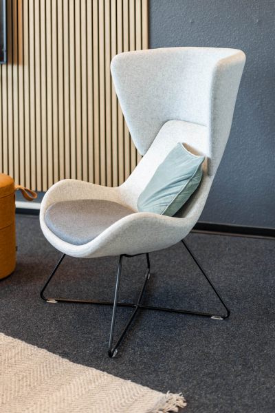 Sessel mit einer filigranen Silhouette bietet einen außergewöhnlichen Komfort