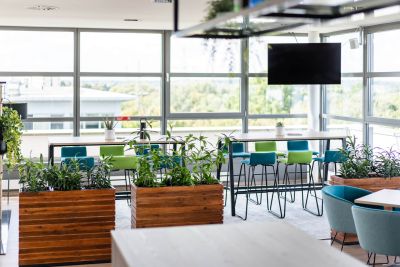 Zum Ideenaustausch, für spontane Meetings oder einfach so zur Teampflege. Das Konzept beinhaltet verschiedene Settings von Treffpunkten.