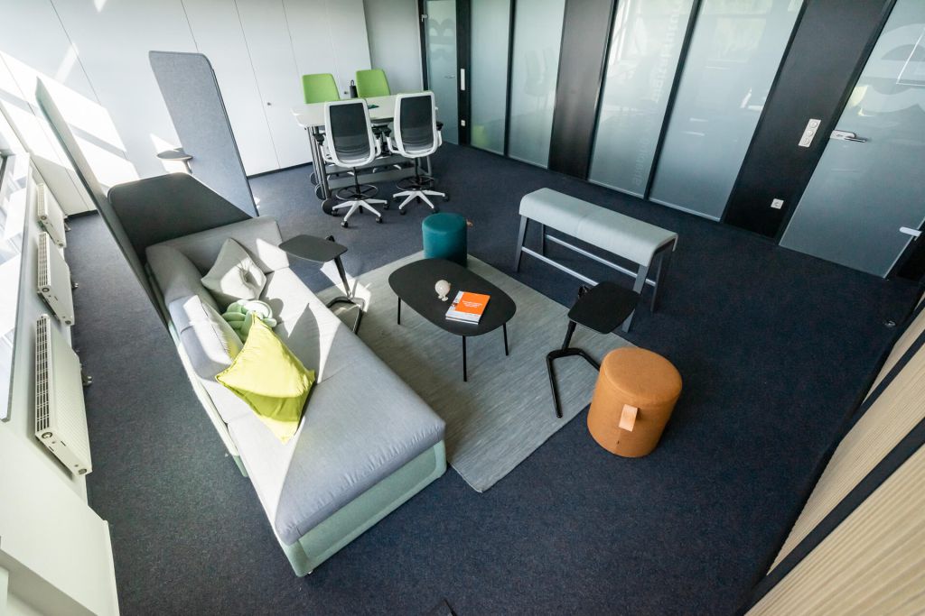 Meetingraum mit flexiblen und unterschiedlichen Sitzmöglichkeiten