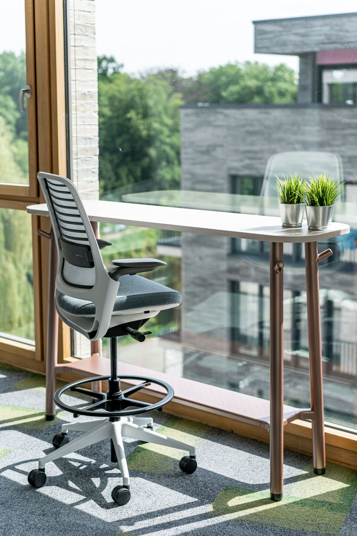 Counterstuhl mit Stehtisch vor bodentiefem Fenster