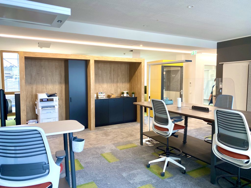 Offener Büroraum mit Hochtischlösung und Schalterstühlen für flexibles arbeiten