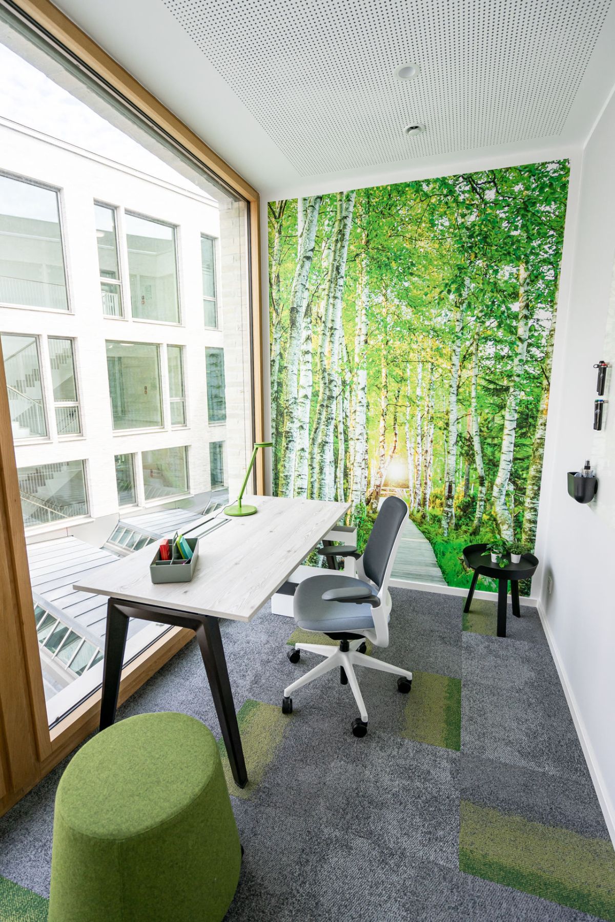 Einzelarbeitsplatz mit inspirierender Waldtapete im Hintergrund