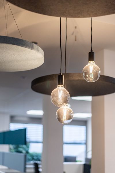 Beleuchtung kombiniert mit hängenden Akustikelementen