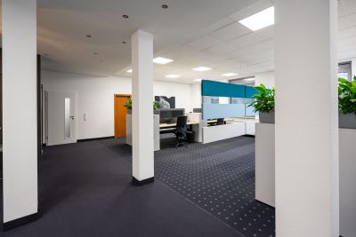 Offenes Bürokonzept mit akustisch wirksamen Details