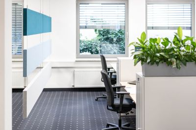 Am Stahldraht befestigte Akustikelemente