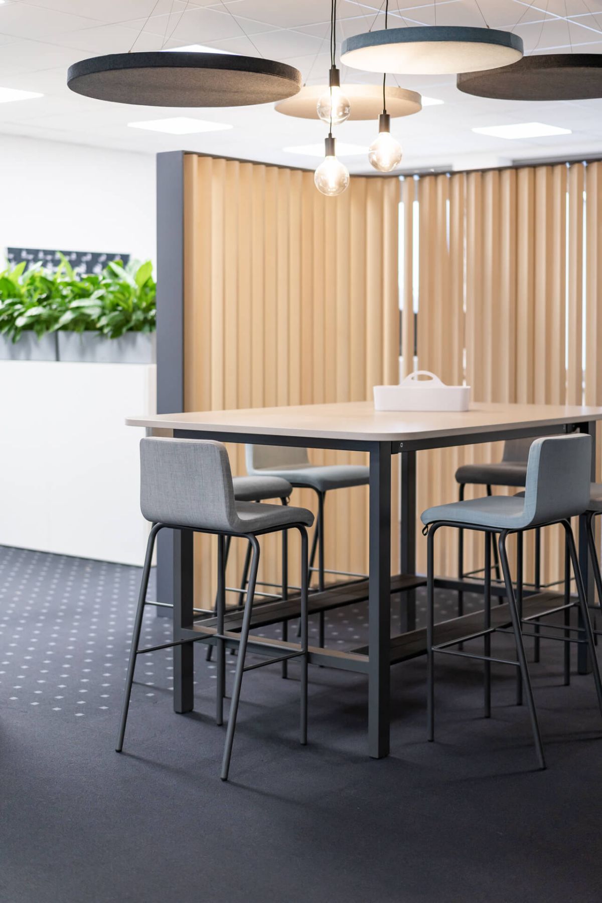 Moderner Raumteiler aus Holz