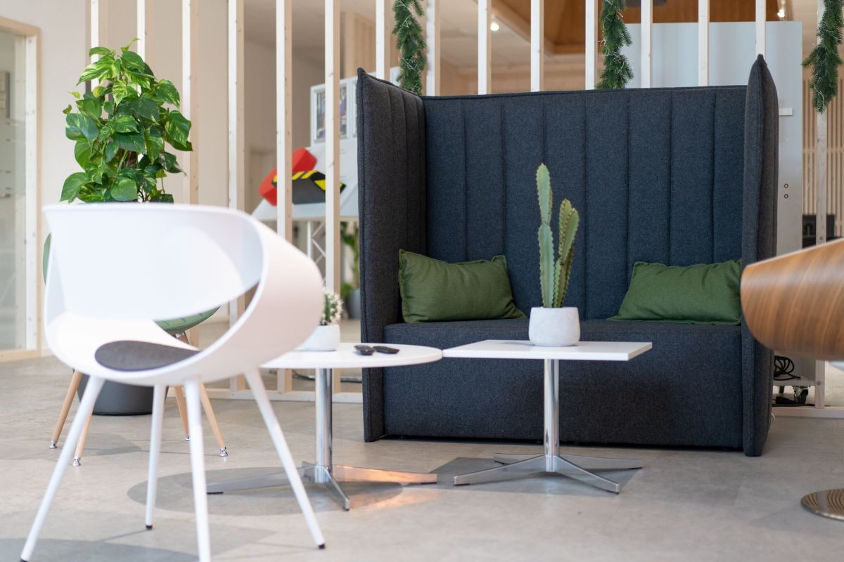 Empfangsbereich mit Highbacksofa, Loungesessel und Beistelltisch