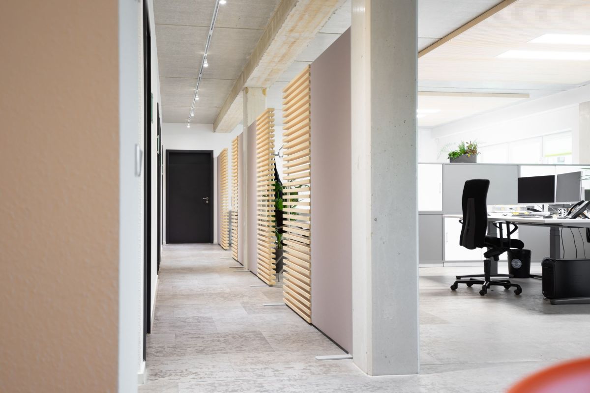 Akustiklösung in Form von Stellwänden