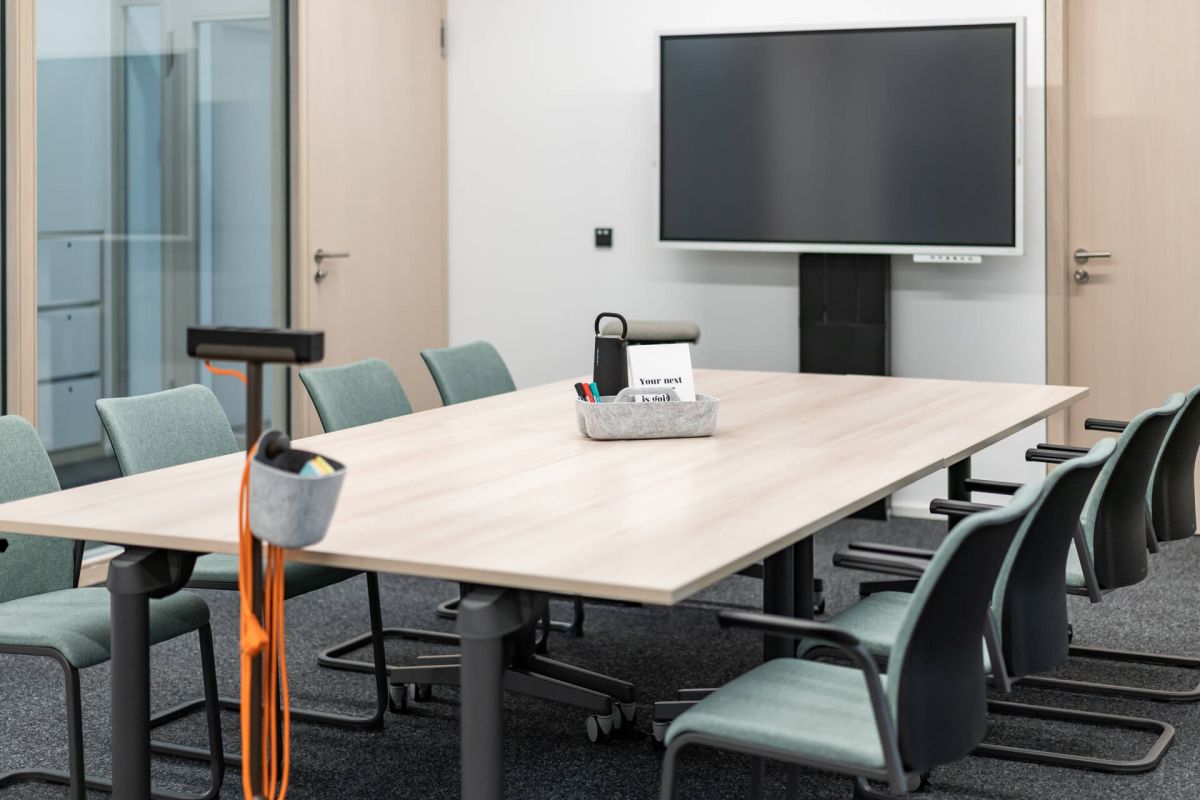 Die technische Ausstattung und die hochwertige Einrichtung des Meetingraums soll die Teams bei der Arbeit unterstützen