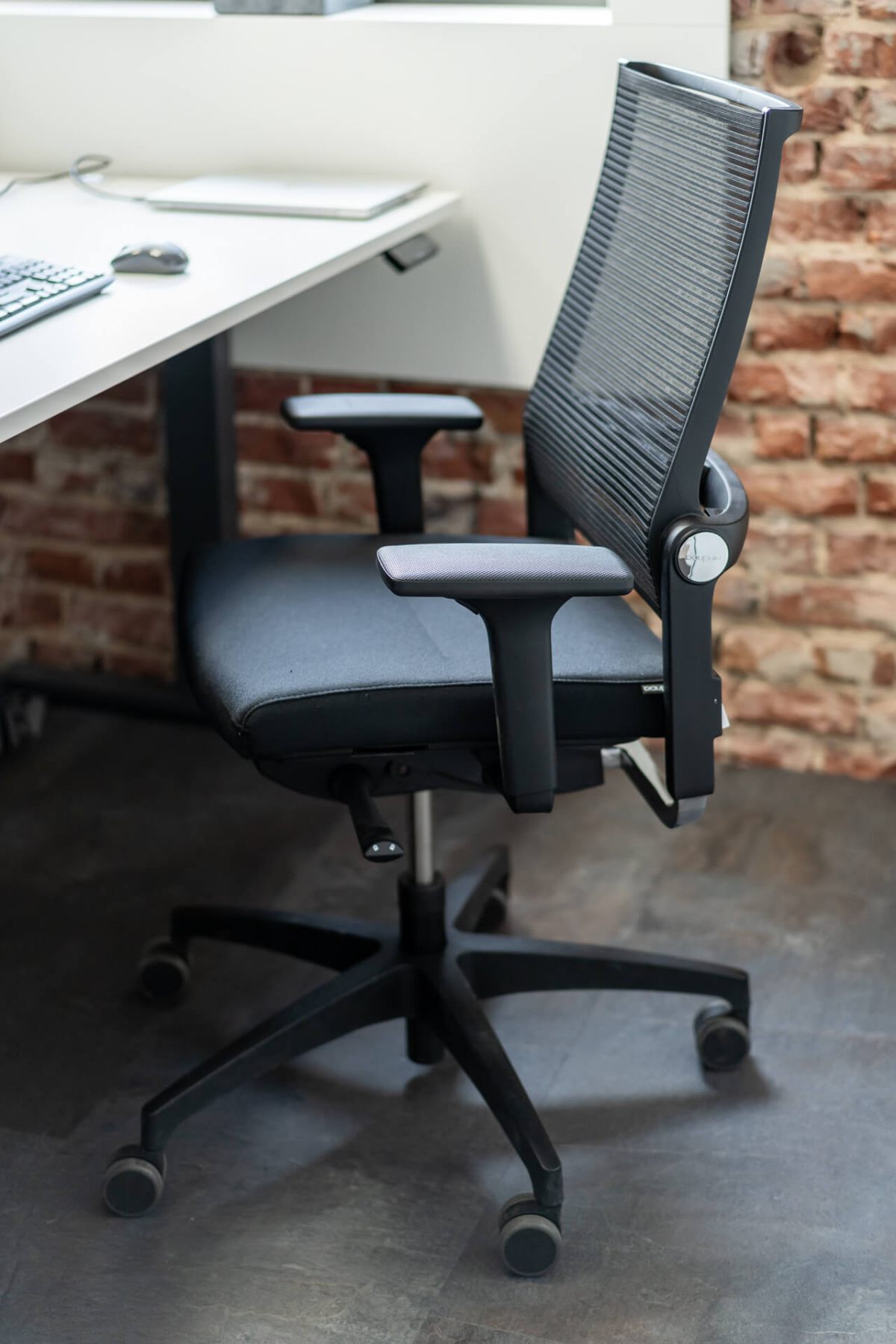 Der ergonomische Büroarbeitsstuhl bietet die perfekte Anpassungsfähigkeit und Benutzerfreundlichkeit