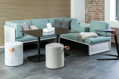 Die Loungekombination bietet einen entspannten Bereich für längere Gespräche und ungezwungene Zusammenkünfte