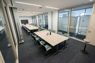 Großzügige und moderne Konferenzraumlösung