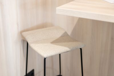 Minimalistischer Hocker der hervorragend zu allen übrigen Möbelstücken passt