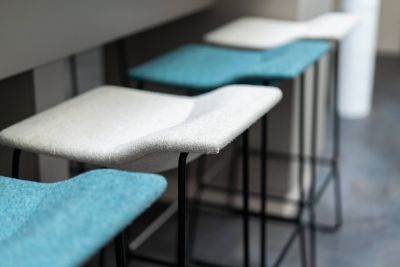 Barhocker mit unterschiedlichen Stoffbezügen