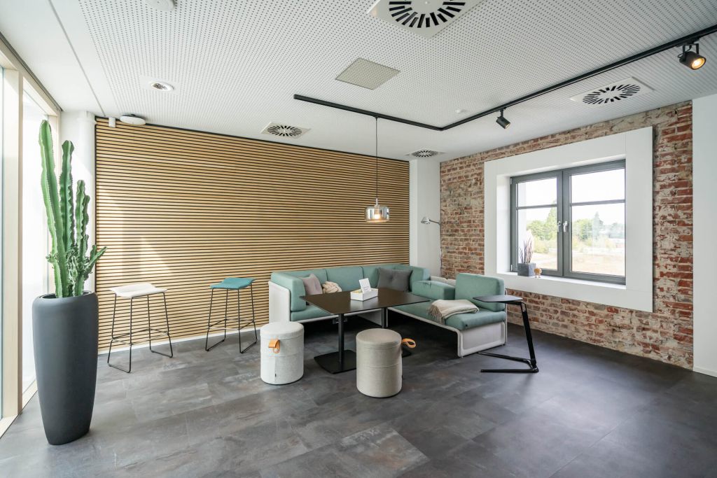 Eine moderne Büroeinrichtung für mehr Komfort und Wachstum - Gemütlicher Besprechungsraum mit Wohnzimmercharakter