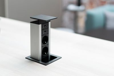 Ausfahrbare Klappe mit Strom- bzw. Datenanschlüssen