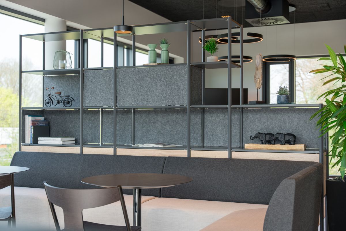 Einladende, flexible und hochwertige Raumwirkung durch das anpassbare Flex Active Regal