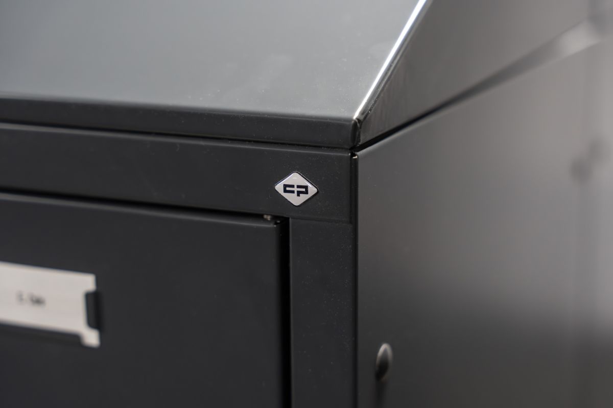 Abschließbare Fächer bieten Stauraum für persönliche Gegenstände