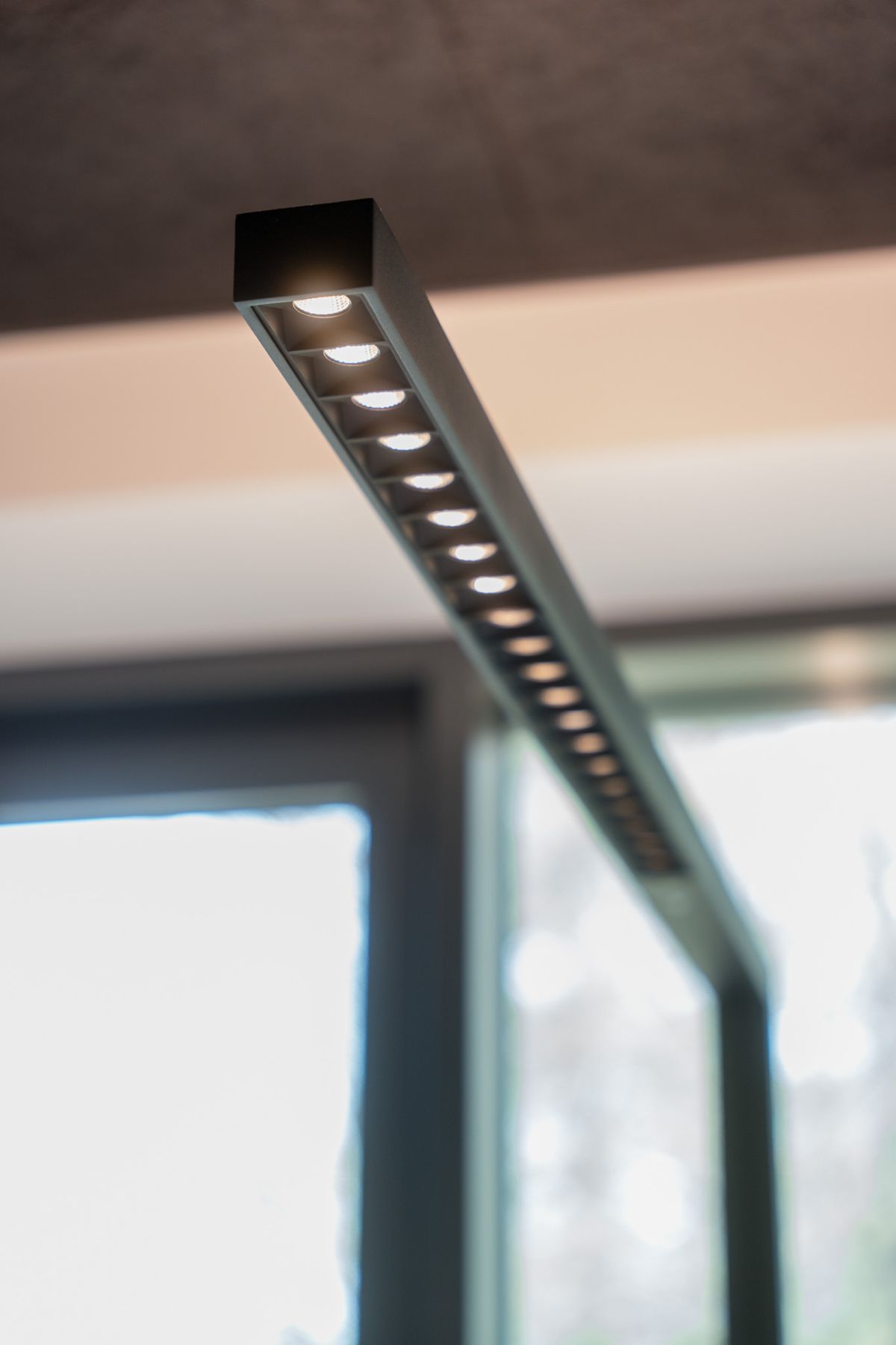 Moderne und ansprechende Arbeitsbereich mit entsprechender Beleuchtung