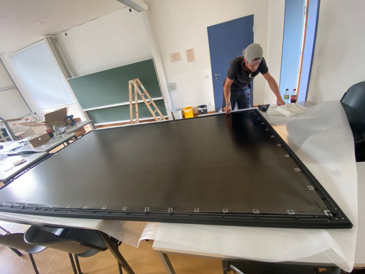 Installationsarbeit der neuen Leinwand