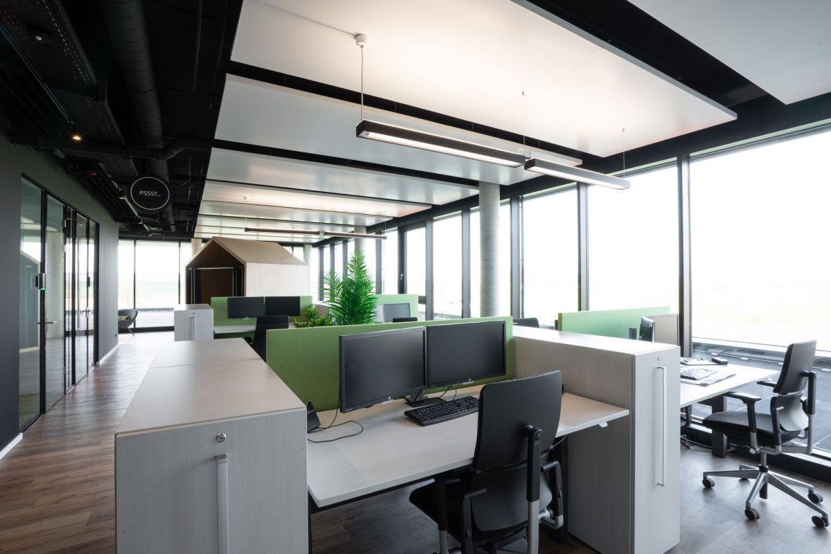 Eine moderne Arbeitswelt mit persönlich fest zugewiesenen Arbeitsplätzen.