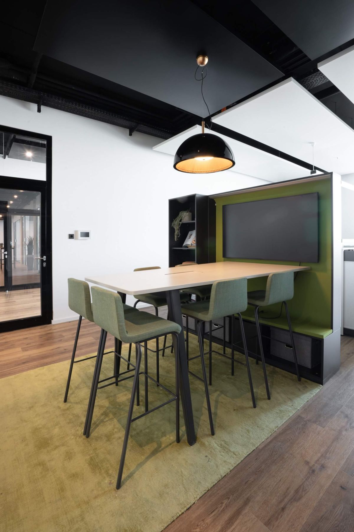 Meetingpoint mit Barhocker