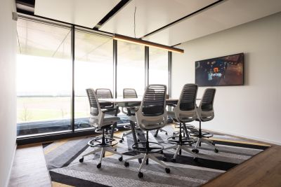 Besprechungsraum für eine persönliche und/oder virtuelle Zusammenarbeit