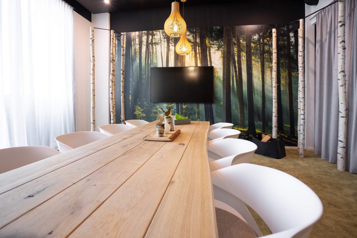 Moderner Besprechungsbereich mit einem Holzkonferenztisch