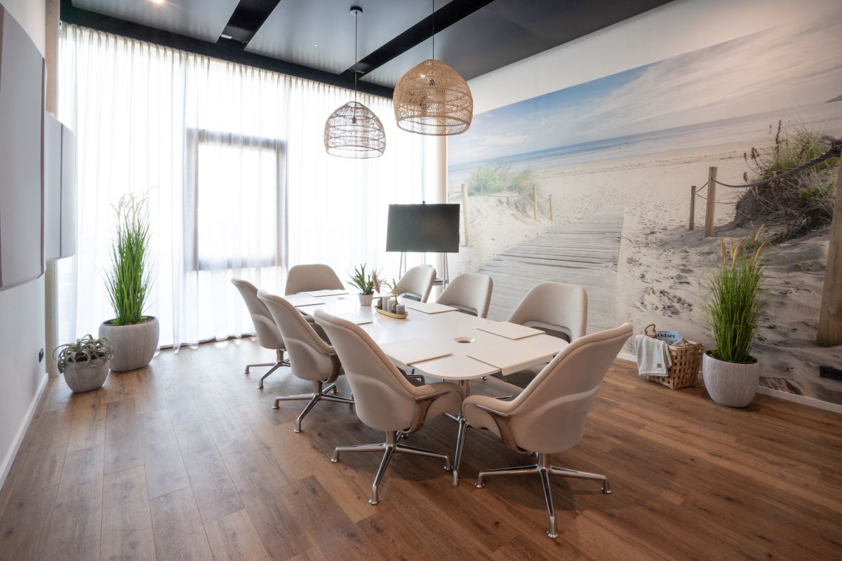 Ein Konferenzraum mit vielen natürlichen Designelementen die einen großen Einfluss auf das Wohlbefinden haben