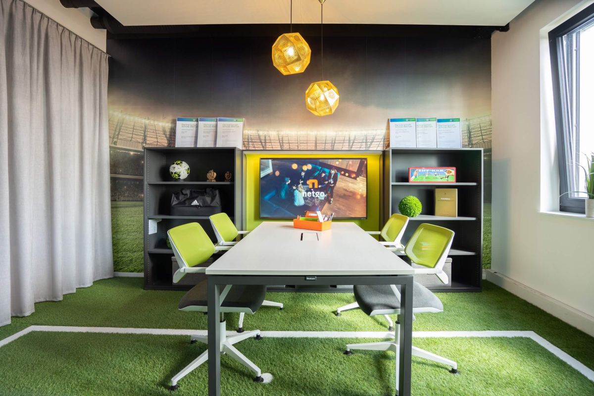 Kleiner Meetingraum mit Stadionatmosphäre