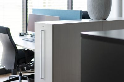Doppelarbeitsplatz mit Akustiktrennwand
