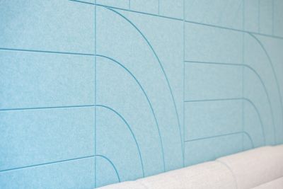 Zurückhaltend gestaltet: ruhige Farben, weiche Stoffe, Design-Akustikelemente